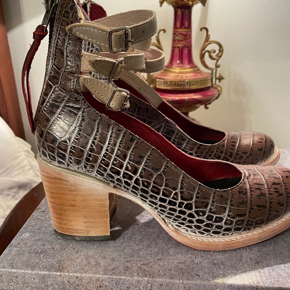 FREEBIRD by STEVEN GORGEOUS Croco brown/tan 3 straps PRISTINE - Picture 2 of 5